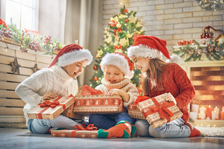 Regali di Natale, perché non bisogna esagerare con i bambini