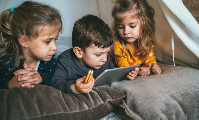 Dispositivi elettronici, che effetto hanno sui bambini?